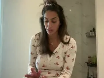 camiliakxoxo — top off #bigtits #natural #latina #arab #girl [555 tokens remaining]