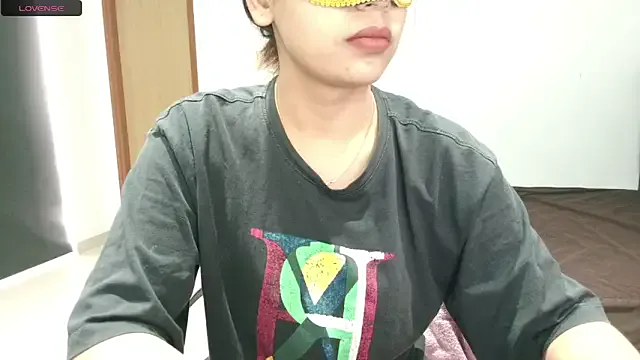 DesiZoya — boobs oil massage