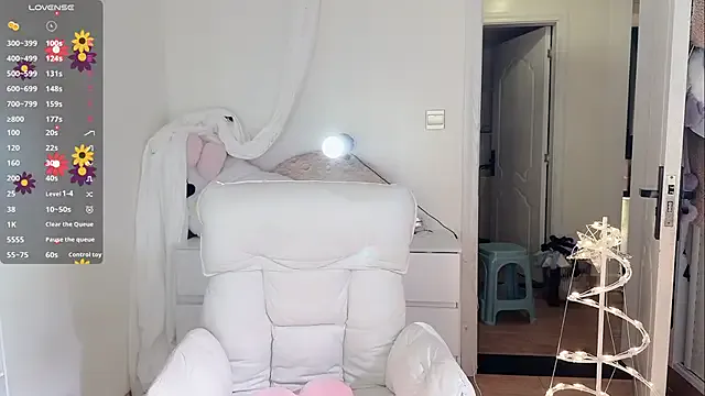 StripChat MM-feifei is Freechat MM-feifei — Puppy lying down from behind